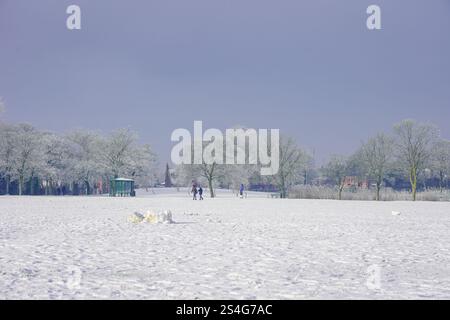 Il 2025 inizia con una copertura di neve nel Victoria Park Widnes, Cheshire. Sabato 11 gennaio 2025. Credito: James Giblin Photography. Foto Stock