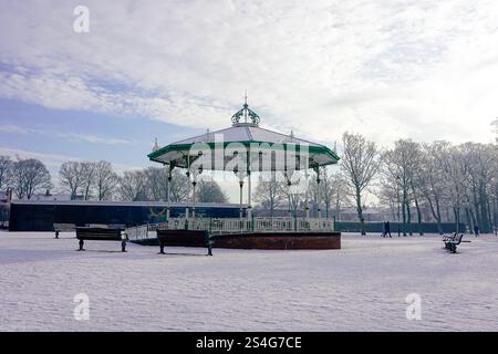 Il 2025 inizia con una copertura di neve nel Victoria Park Widnes, Cheshire. Sabato 11 gennaio 2025. Credito: James Giblin Photography. Foto Stock