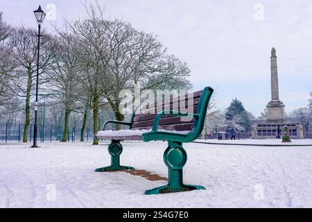 Il 2025 inizia con una copertura di neve nel Victoria Park Widnes, Cheshire. Sabato 11 gennaio 2025. Credito: James Giblin Photography. Foto Stock