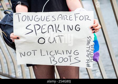 Black Lives Matter Demonstration Black Lives Mstter Demonstration a Down Town Erasmusbrug, per protestare contro la violenza della polizia e il razzismo, innescata dai morti di George Floyd una settimana prima. 3 giugno 2020. Rotterdam, Paesi Bassi. Rotterdam Erasmusbrug, Willemsplein, Boomp Zuid-Holland Nederland Copyright: XGuidoxKoppesxPhotox Foto Stock