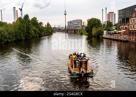 Piccola barca da festa in legno sul fiume Sprea, Una piccola barca da festa costruita in legno che naviga sul fiume Sprea verso Friedrichshain. Berlinn, Germania. Berlin Spree Friedrichshain Berlino Germania Copyright: XGuidoxKoppesxPhotox Foto Stock