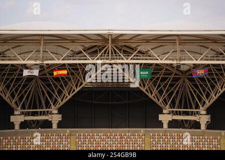 Una vista generale dall'interno mostra (da destra a sinistra) le bandiere di Barcellona, Arabia Saudita, Spagna e Real Madrid nello stadio King Abdullah Sports City davanti alla finale della Supercoppa spagnola El Clasico tra il Barcellona e il Real Madrid. Foto Stock