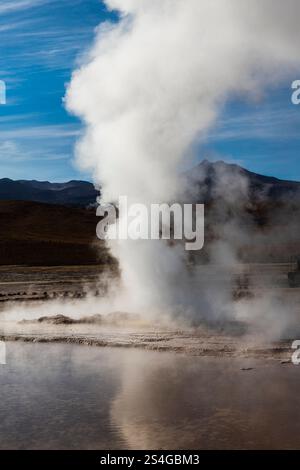 Geyser e montagne nell'area geotermica di El Tatio Foto Stock