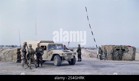 Prima guerra del Golfo: 21 marzo 1991 Checkpoint Charlie, il limite dell'occupazione dell'esercito americano lungo la Highway 8, 8 km a sud di Nasiriyah nell'Iraq meridionale. Foto Stock