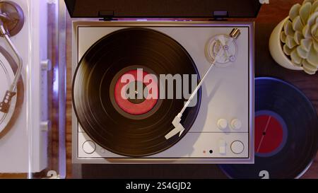 Registra il lettore con vinile. Giradischi in vinile vintage, illustrazione 3d di un dispositivo audio retrò. Foto Stock