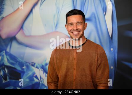 Monaco, Germania. 12 gennaio 2025. Il cantante Nico Santos si erge sul tappeto rosso alla prima mondiale del film 'The Three ??? E il cane dei Carpazi. Crediti: Felix Hörhager/dpa/Alamy Live News Foto Stock