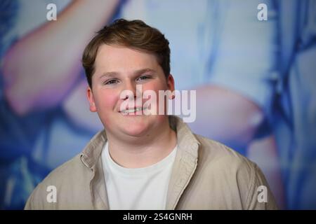 Monaco, Germania. 12 gennaio 2025. L'attore Julius Weckauf si erge sul tappeto rosso alla prima mondiale del film 'The Three ???? E il cane dei Carpazi. Crediti: Felix Hörhager/dpa/Alamy Live News Foto Stock