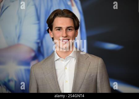 Monaco, Germania. 12 gennaio 2025. L'attore Nevio Wendt si erge sul tappeto rosso alla prima mondiale del film 'The Three ???? E il cane dei Carpazi. Crediti: Felix Hörhager/dpa/Alamy Live News Foto Stock