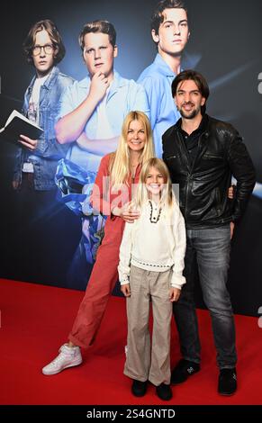 Monaco, Germania. 12 gennaio 2025. La presentatrice Tina Kaiser, il produttore Max Wiedemann e Liv stanno sul tappeto rosso alla prima mondiale del film 'Die drei ???? Und der Karpatenhund'. Crediti: Felix Hörhager/dpa/Alamy Live News Foto Stock