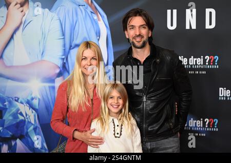 Monaco, Germania. 12 gennaio 2025. La presentatrice Tina Kaiser, il produttore Max Wiedemann e Liv stanno sul tappeto rosso alla prima mondiale del film 'Die drei ???? Und der Karpatenhund'. Crediti: Felix Hörhager/dpa/Alamy Live News Foto Stock