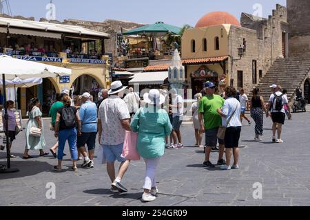 I turisti visitano la città di Rodi, la città principale sull'isola di Rodi, un insediamento medievale con strade lastricate di pietra, la più grande delle isole del Dodecaneso in Grecia. Foto Stock