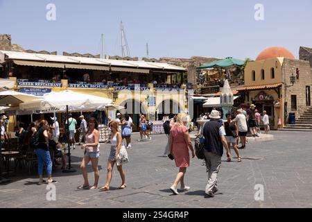 I turisti visitano la città di Rodi, la città principale sull'isola di Rodi, un insediamento medievale con strade lastricate di pietra, la più grande delle isole del Dodecaneso in Grecia. Foto Stock