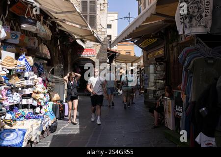 I turisti visitano la città di Rodi, la città principale sull'isola di Rodi, un insediamento medievale con strade lastricate di pietra, la più grande delle isole del Dodecaneso in Grecia. Foto Stock