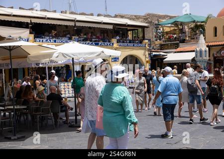I turisti visitano la città di Rodi, la città principale sull'isola di Rodi, un insediamento medievale con strade lastricate di pietra, la più grande delle isole del Dodecaneso in Grecia. Foto Stock
