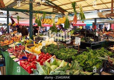 Vivace esposizione di frutta e verdura fresca in un mercato locale Foto Stock