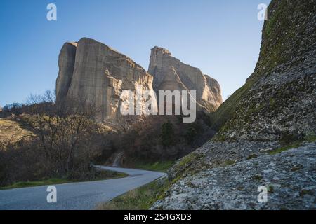 Vista mattutina all'alba del complesso roccioso The Rocks of Agia a Kalambaka, Meteora, Tessaglia, Grecia, Europa. Foto Stock