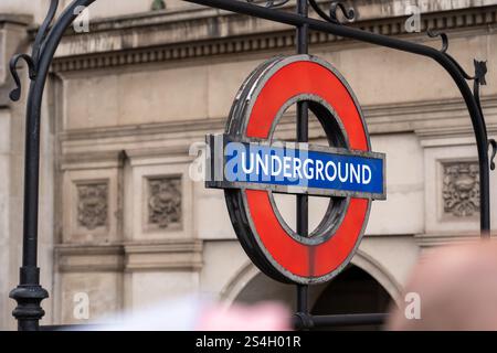 La metropolitana di Londra passa sopra l'entrata della stazione di Westminster. Foto Stock