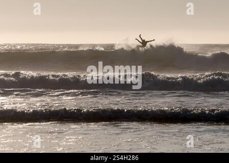 Surf al largo di Kiwanda Beach, Oregon. Foto Stock