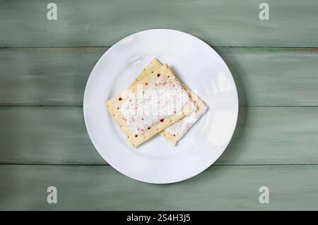 Due deliziose crostate di fragole pronte per essere servite nel tostapane o per la colazione su un piatto bianco. Vista dal piano d'esame. Foto Stock