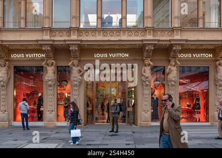 Gli acquirenti fuori dal negozio alla moda Louis Vuitton, un marchio di lusso che vende borse e regali di moda, Vienna, Austria, Europa. Foto Stock