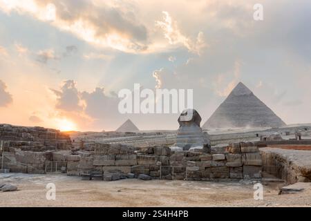 La Grande Sfinge dalle Piramidi d'Egitto, vista al tramonto, Giza Foto Stock