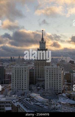 Vista aerea della città al tramonto che mostra torri grattacieli e alture di Mosca: 2 delle sette Sorelle Stalinistiche + Kranye Holmy e altre torri sullo sfondo Foto Stock