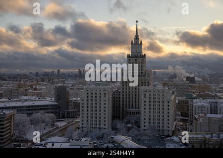 Vista aerea della città al tramonto che mostra torri grattacieli e alture di Mosca: 2 delle sette Sorelle Stalinistiche + Kranye Holmy e altre torri sullo sfondo Foto Stock
