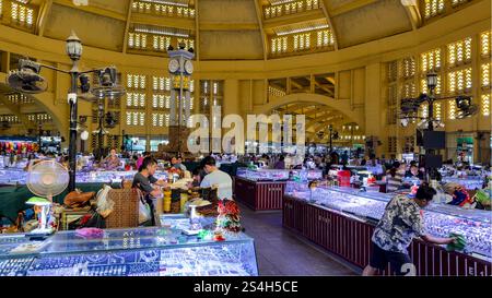 Phnom Penh, Cambogia, Asia, 12 gennaio 2025: All'interno del grande mercato di Orussey nel centro della città di Phnom Penh. Ospitato in un edificio Art Deco del 1937 Foto Stock