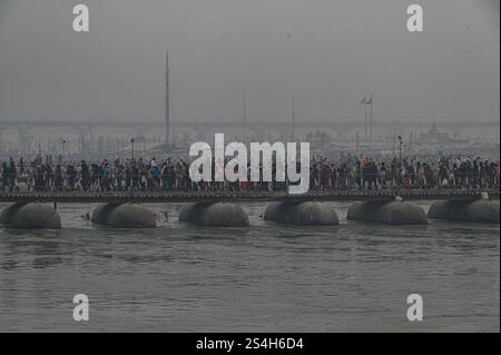 Prayagraj, Uttar Pradesh, India. 12 gennaio 2025. I devoti indù attraversano il ponte del pontone mentre arrivano davanti al Maha Kumbh Mela a Prayagraj, Uttar Pradesh, India, il 12 gennaio 2025. (Credit Image: © Kabir Jhangiani/ZUMA Press Wire) SOLO PER USO EDITORIALE! Non per USO commerciale! Foto Stock