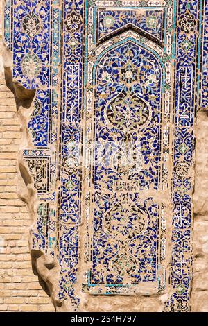 Dettaglio a mosaico delle rovine del palazzo Ak-Saray a Shahrisabz nella provincia di Samarkand Foto Stock