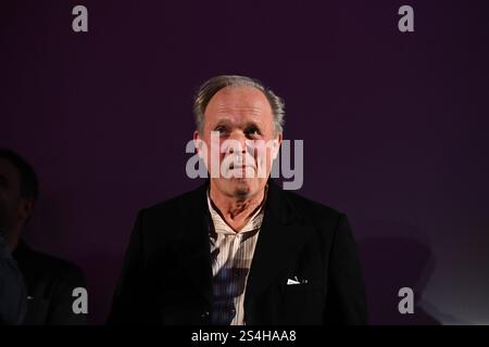 Monaco, Germania. 12 gennaio 2025. L'attore Ulrich Tukur è sul palco della prima mondiale del film "The Three ???" E il cane dei Carpazi. Crediti: Felix Hörhager/dpa/Alamy Live News Foto Stock