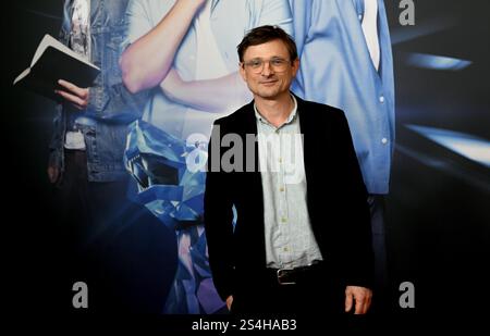 Monaco, Germania. 12 gennaio 2025. L'attore Florian Lukas si erge sul tappeto rosso alla prima mondiale del film 'The Three ??? E il cane dei Carpazi. Crediti: Felix Hörhager/dpa/Alamy Live News Foto Stock