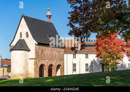 Vista laterale della Karolingische Torhalle - porta carolingia nel giardino del monastero di Lorsch, Bergstrasse, Assia, Germania Foto Stock