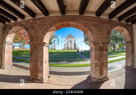 Vista dalla Karolingisches Torhaus - porta carolingia alle rovine della chiesa nel giardino del monastero di Lorsch, Bergstrasse, Assia, Germania Foto Stock