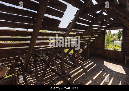 Sfondo interno in legno grunge astratto, vista prospettica di una camera attico abbandonata con tetto rotto e finestre vuote Foto Stock