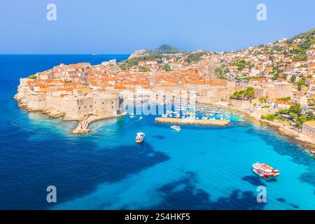 Una vivida fotografia a droni della città vecchia di Dubrovnik con antiche mura, tetti rossi e architettura storica, in Croazia, Europa. Foto Stock