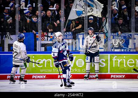 Torjubel, Jubel, Freude bei Torschütze Joshua Samanski (Straubing Tigers, #8) Mike Conolly (Straubing Tigers, #22), GER, Straubing Tigers vs. Iserlohn Roosters, Eishockey, Penny-DEL, 36. Spieltag, Spielzeit 2024/2025, 12.01.2025, foto: Jonas Brockmann/Eibner-Pressefoto Foto Stock