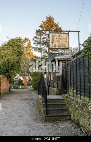 Lo Smugglers Inn è un club privato di bevande nello storico villaggio di Hullbridge nell'Essex sul fiume Crouch Foto Stock