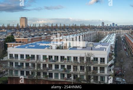 Vista sul tetto del quartiere Rivierenbuurt di Amsterdam, guardando verso la stazione centrale Foto Stock