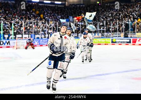 Torjubel, Jubel, Freude bei Torschütze Joshua Samanski (Straubing Tigers, #8), GER, Straubing Tigers vs. Iserlohn Roosters, Eishockey, Penny-DEL, 36. Spieltag, Spielzeit 2024/2025, 12.01.2025, foto: Jonas Brockmann/Eibner-Pressefoto Foto Stock