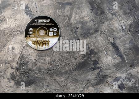 DVD del film del 1982 An Officer and A Gentleman con Debra Winger e Richard Gere come ufficiale di marina. Foto Stock