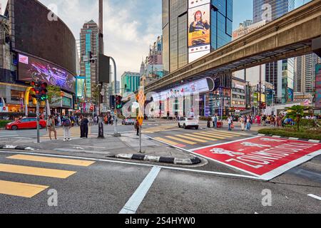 Attraversamento pedonale all'incrocio tra Jalan Bukit Bintang e Jalan Sultan Ismail nel distretto di Bukit Bintang. Kuala Lumpur, Malesia. Foto Stock