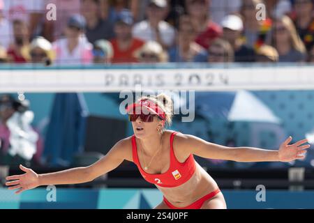 7 agosto 2024: La spagnola Tania Moreno si prepara a partecipare alla partita di Beach volley femminile tra Canada e Spagna tenutasi allo stadio della Torre Eiffel durante i Giochi Olimpici estivi di Parigi 2024 a Parigi, Francia. Daniel Lea/CSM. Foto Stock