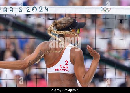 7 agosto 2024: Brandie Wilkerson del Canada gareggia durante il quarto di finale di Beach volley femminile tra Canada e Spagna tenutosi allo stadio della Torre Eiffel durante i Giochi Olimpici estivi di Parigi 2024 a Parigi, in Francia. Daniel Lea/CSM. (Immagine di credito: © Daniel Lea/Cal Sport Media) Foto Stock