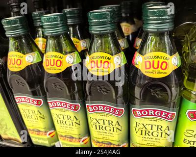 Bobruisk, Bielorussia - 4 gennaio 2025: Gli acquirenti esplorano una vivace esposizione di bottiglie di olio d'oliva, mettendo in evidenza la varietà di scelte disponibili. Foto Stock