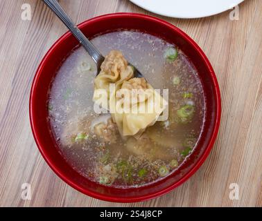 La tradizionale zuppa cinese di wonton è un'abbondante prima portata fatta con fontane ripiene di maiale macinato Foto Stock