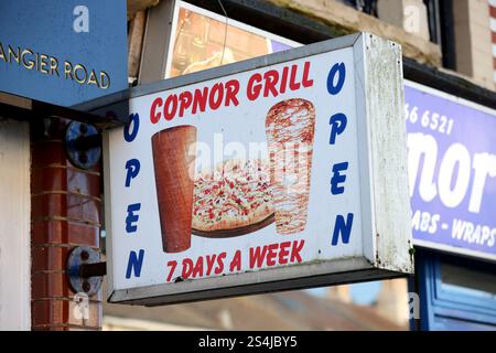 Carne di kebab su un cartello del negozio donna Kebab a Portsmouth, Hampshire, Regno Unito. Foto Stock