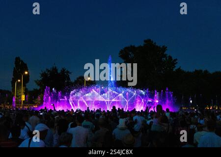 Fontana multimediale colorata e illuminata (Fontanna Multimedialna) durante lo spettacolo multimediale, Varsavia, Polonia Foto Stock