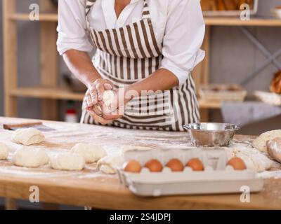 Fornaio che modella pezzi di impasto in primo piano Foto Stock