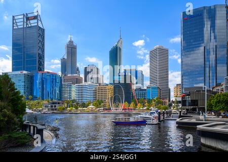 Elizabeth Quay con lo skyline della città di Perth, il centro del divertimento e dei ristoranti sul lungomare, Australia Occidentale, Australia Foto Stock